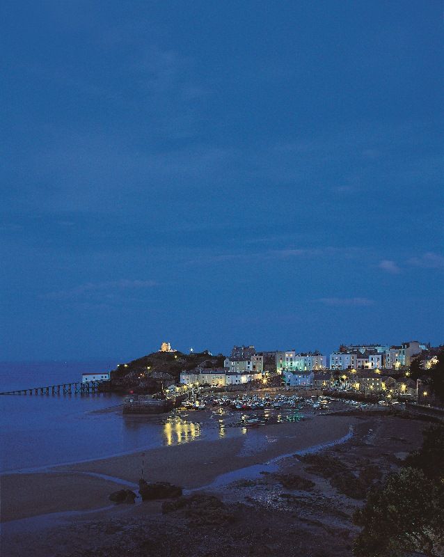 Tenby_Harbour_by_night